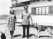 220px-bundesarchiv-b-145-bild-f051673-0059-adolf-hitler-und-eva-braun-auf-dem-berghof.jpg